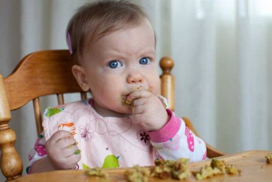 Lượng thức ăn cho bé 13 tháng tuổi: Những lưu ý cần biết