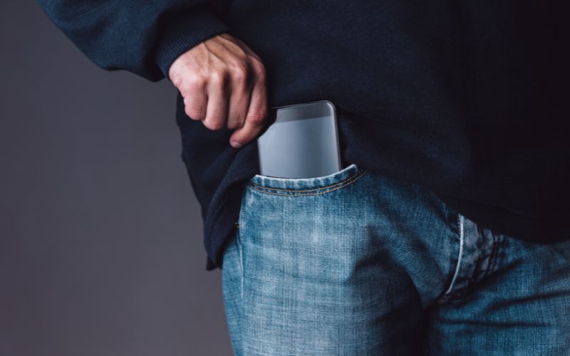 Nam giới để điện thoại trong túi quần có gây vô sinh không?