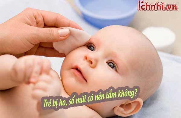 Trẻ bị hắt hơi sổ mũi có nên tắm không? Những điều cần biết và lưu ý